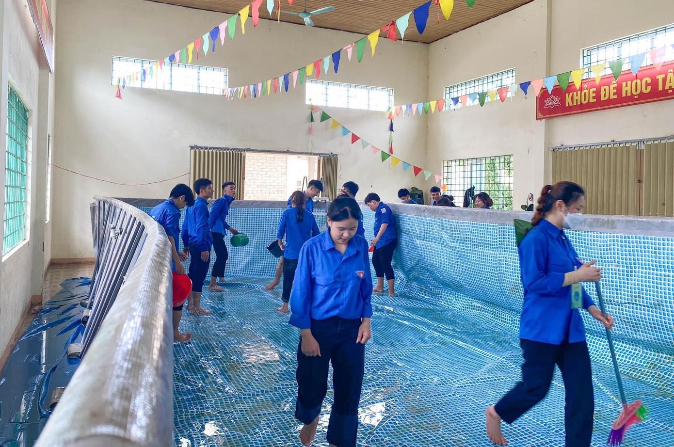 Thanh niên tình nguyện còn dọn vệ sinh các bể dạy bơi và tập huấn kỹ năng phòng chống đuối nước, tai nạn thương tích.