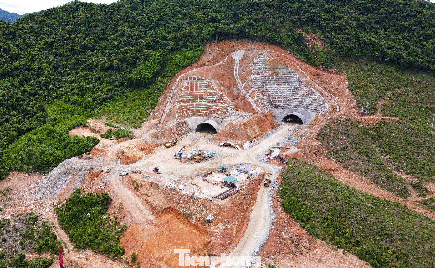 Núi Đèo Bụt thuộc địa phận xã Kỳ Lạc (huyện Kỳ Anh), xã Kỳ Hoa (thị xã Kỳ Anh, Hà Tĩnh). Những ngày qua, Tập đoàn Sơn Hải (Quảng Bình) đang thi công công trình hầm đường bộ xuyên ngọn núi này. Đây là hầm đường bộ duy nhất trên tuyến cao tốc Bắc - Nam dài hơn 102km qua Hà Tĩnh và là “điểm nhấn” trên dự án thành phần cao tốc Vũng Áng - Bùng.
