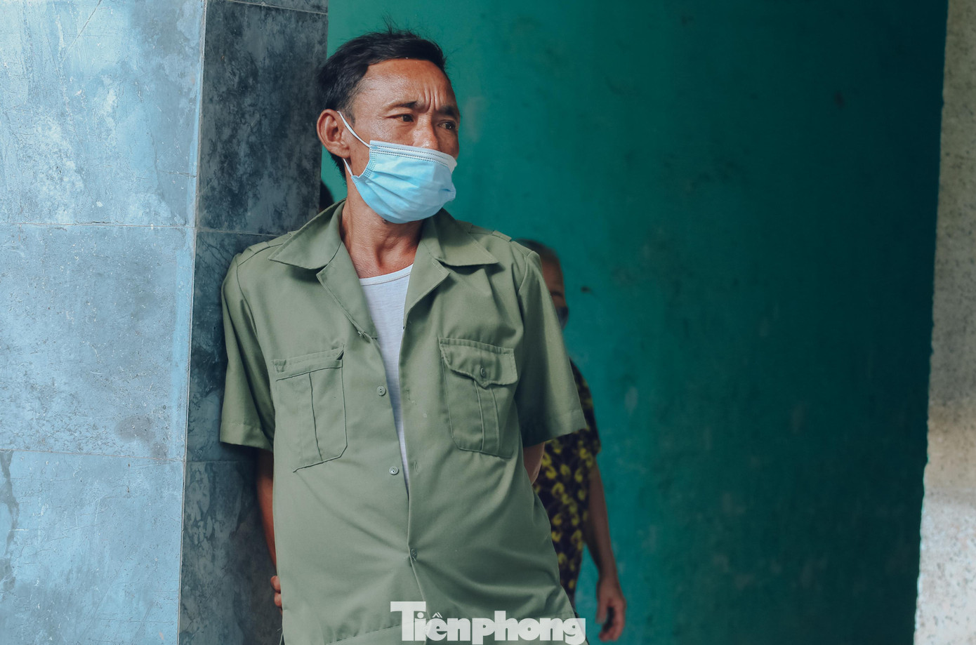 "Những bệnh nhân đang cần sự giúp đỡ của cộng đồng. Thiếu thốn đủ bề, ngoài những bữa cơm, họ đang rất cần nước khoáng, sữa...", Bác sỹ CKII Nguyễn Văn Mạnh cho biết thêm.