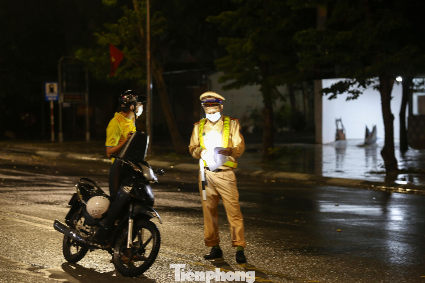 Mặc dù trời mưa và thành phố Vinh đang thực hiện mức cao hơn Chỉ thị 16 nhưng số người ra đường không lí do cấp thiết vẫn còn, 70 chốt kiểm soát do Công an tỉnh Nghệ An thiết lập kiểm tra chặt chẽ.