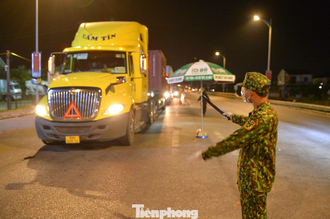 Các chốt kiểm soát ở thành phố Vinh sẽ chỉ quản lý người và phương tiện ngoại tỉnh. Các chốt kiểm soát ở thành phố Vinh sẽ chỉ quản lý người và phương tiện ngoại tỉnh.