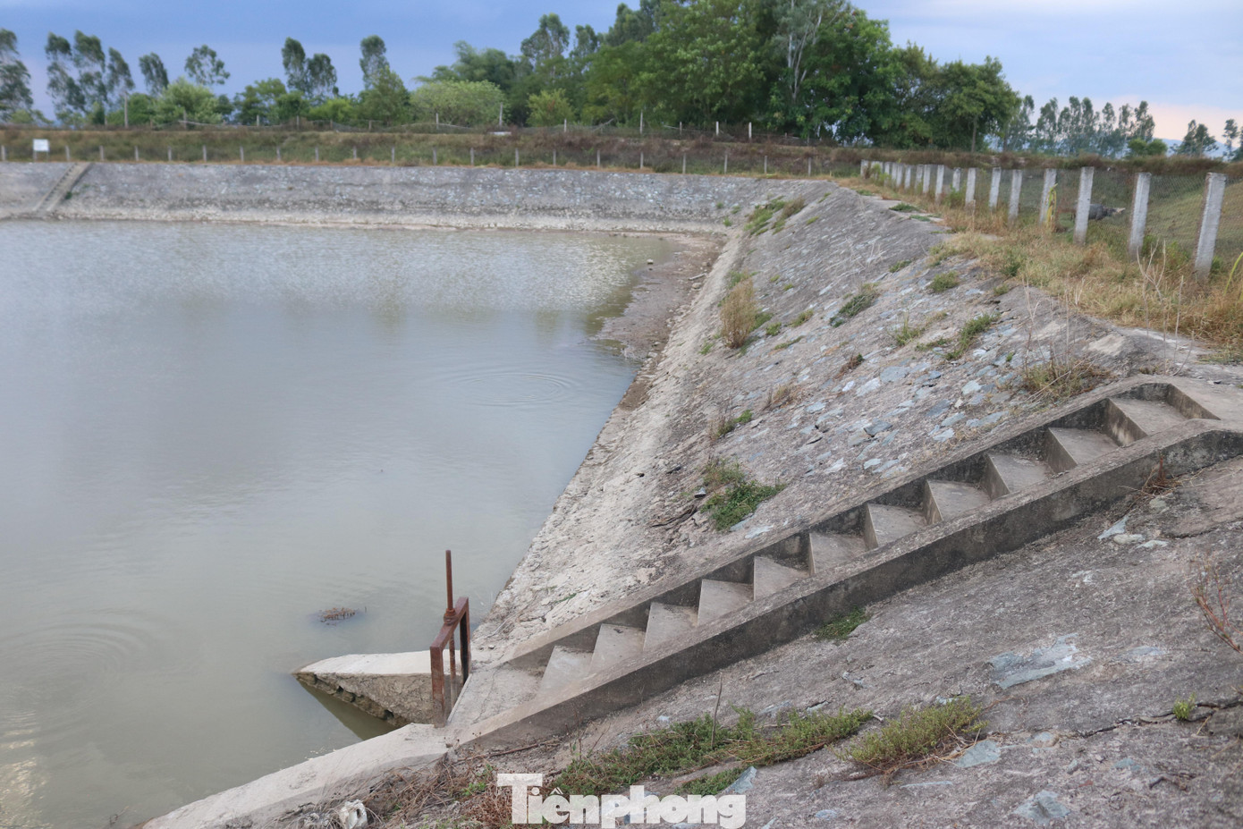 Ông Thái Huy Dũng - Trưởng Ban quản lý Dự án đầu tư và Xây dựng huyện Hưng Nguyên cho biết, nguyên nhân việc nhà máy chưa thể đi vào hoạt động là do thiếu nguồn nước thô đầu vào để sản xuất. Ngoài ra, đường ống cấp nước hiện tại mới chỉ là mạng lưới cấp nước cấp III, chưa vào tận nhà các hộ dân. Bên cạnh đó, trên địa bàn vẫn chưa có đơn vị nhà nước nào đủ chuyên môn để quản lý vận hành nhà máy.