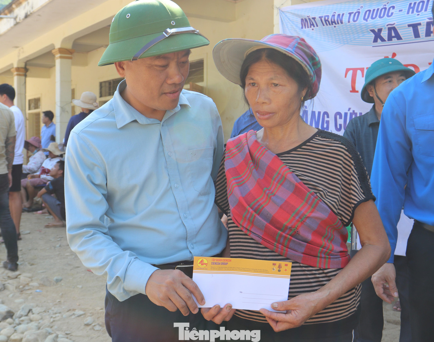 Qua khâu nối của báo Tiền Phong, Tập đoàn Cienco 4 hỗ trợ 55 hộ có nhà bị sập hoàn toàn, mỗi hộ 3 triệu đồng; Hỗ trợ 70 trường hợp là người già, người neo đơn của các gia đình có nhà bị sập, bị sạt, bị ảnh hưởng, số tiền 500 nghìn đồng/trường hợp. Tổng số tiền Cienco4 hỗ trợ người dân Kỳ Sơn bị thiệt hại do lũ quét là 200 triệu đồng. Trong ảnh: Ông Lê Hồng Lập - Trưởng phòng Lao động huyện Kỳ Sơn trao quà cho người dân Tà Cạ.