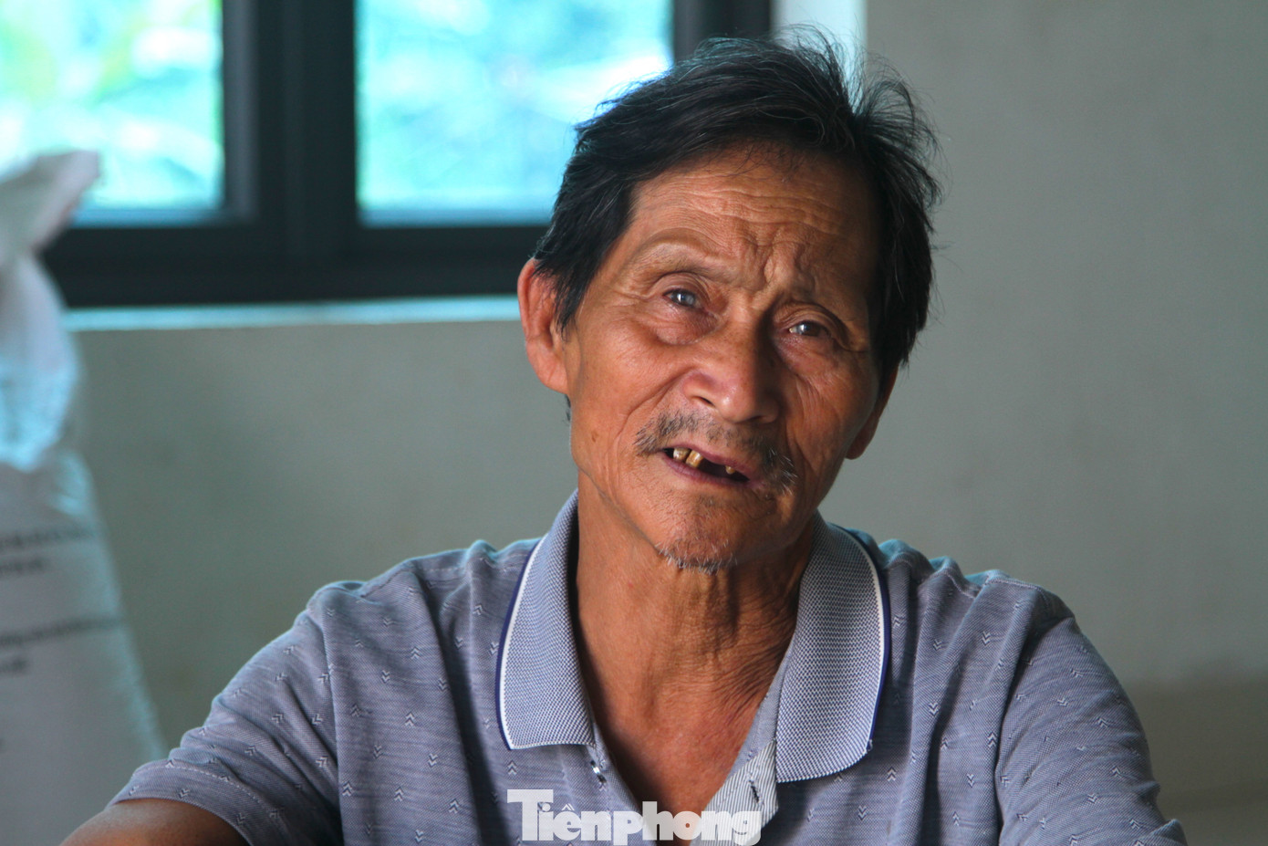 Ông Hồ Trọng Nhàn (ông nội 3 cháu) thương xót nhưng không được vào viện để thăm các cháu của mình sau vụ nổ. Ông Hồ Trọng Nhàn (ông nội 3 cháu) thương xót nhưng không được vào viện để thăm các cháu của mình sau vụ nổ.