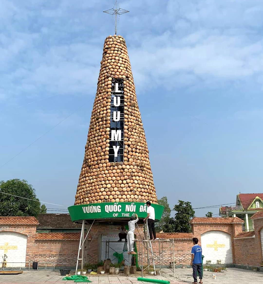 Tại Giáo xứ Lưu Mỹ (xã Trù Sơn, huyện Đô Lương, Nghệ An), cây thông Noel được làm từ hàng ngàn chiếc nồi đất cũng gây ấn tượng với nhiều người. Cây thông này được dựng lên từ nhiều năm qua nhằm quảng bá cho nghề làm nồi đất truyền thống của người dân trong xã.