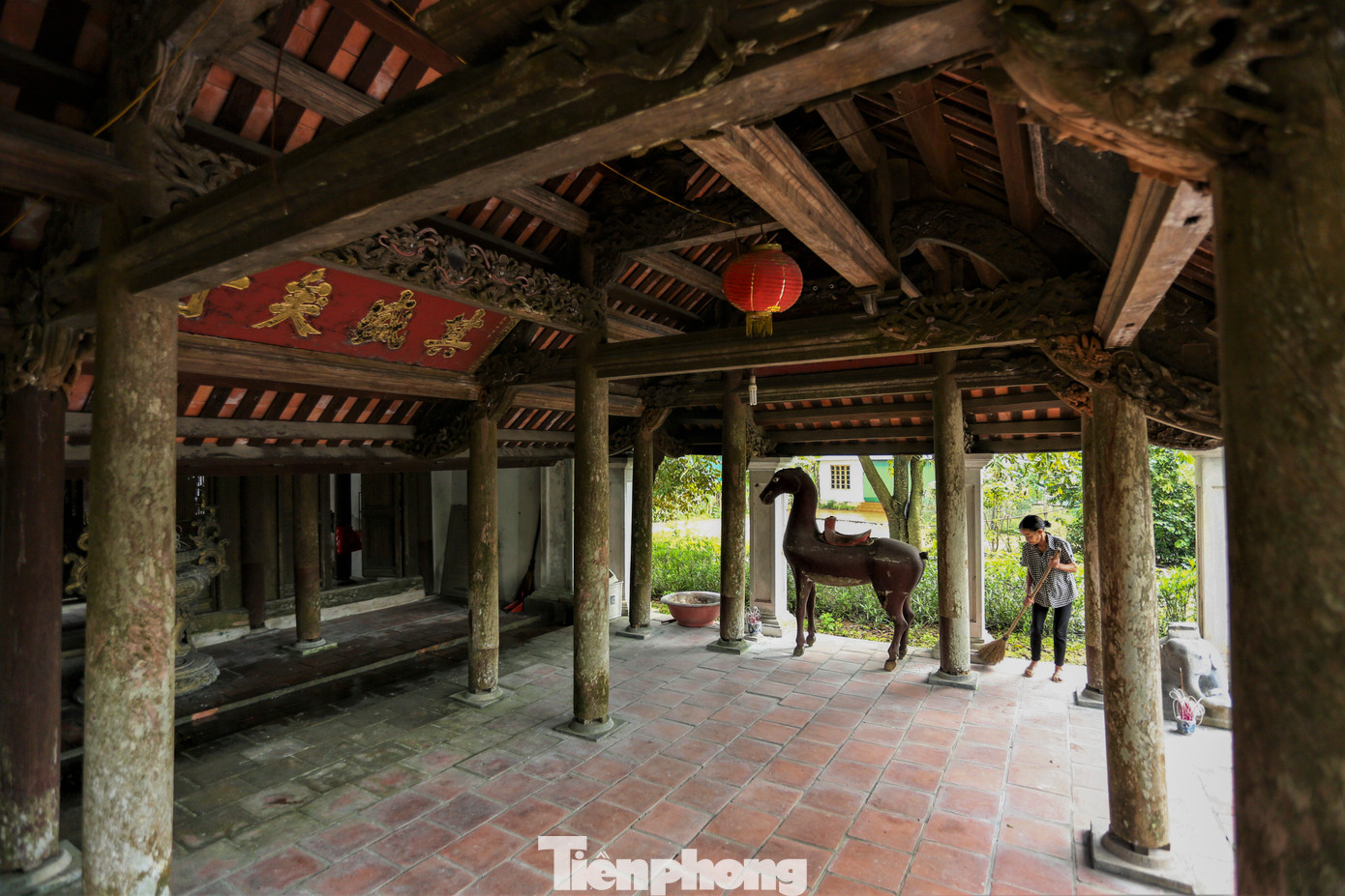 Nhà Thượng điện bố trí kiến trúc theo chiều dọc, chiều cao thấp hơn Trung điện và Hạ điện. Kết cấu bên ngoài hai bên đều đỡ lấy phần mái. Xung quanh nhà thưng ván và bố trí cửa ra vào hai bên, chính giữa cũng có cửa nhưng không dùng cho ra vào.