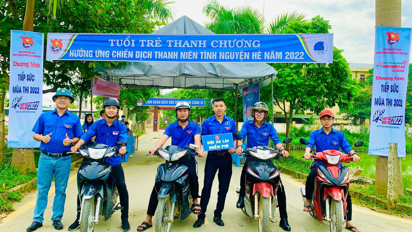 Đội xe lai miễn phí của thanh niên tình nguyện Huyện Đoàn Thanh Chương, Huyện Đoàn Hưng Nguyên... sẵn sàng đón đưa thí sinh có nhu cầu.