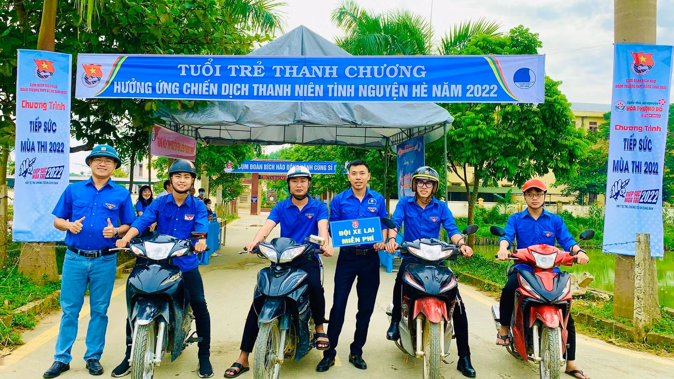 Đội xe lai miễn phí của thanh niên tình nguyện Huyện Đoàn Thanh Chương, Huyện Đoàn Hưng Nguyên... sẵn sàng đón đưa thí sinh có nhu cầu.