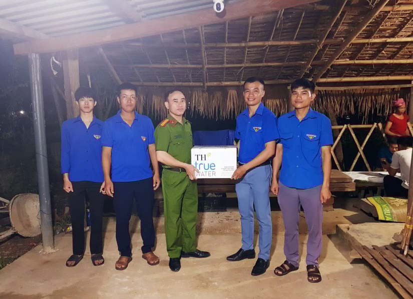 Trong quá trình công tác, Thiếu tá Nguyễn Thọ Tùng luôn đồng hành, kêu gọi các hoạt động an sinh xã hội trên địa bàn.