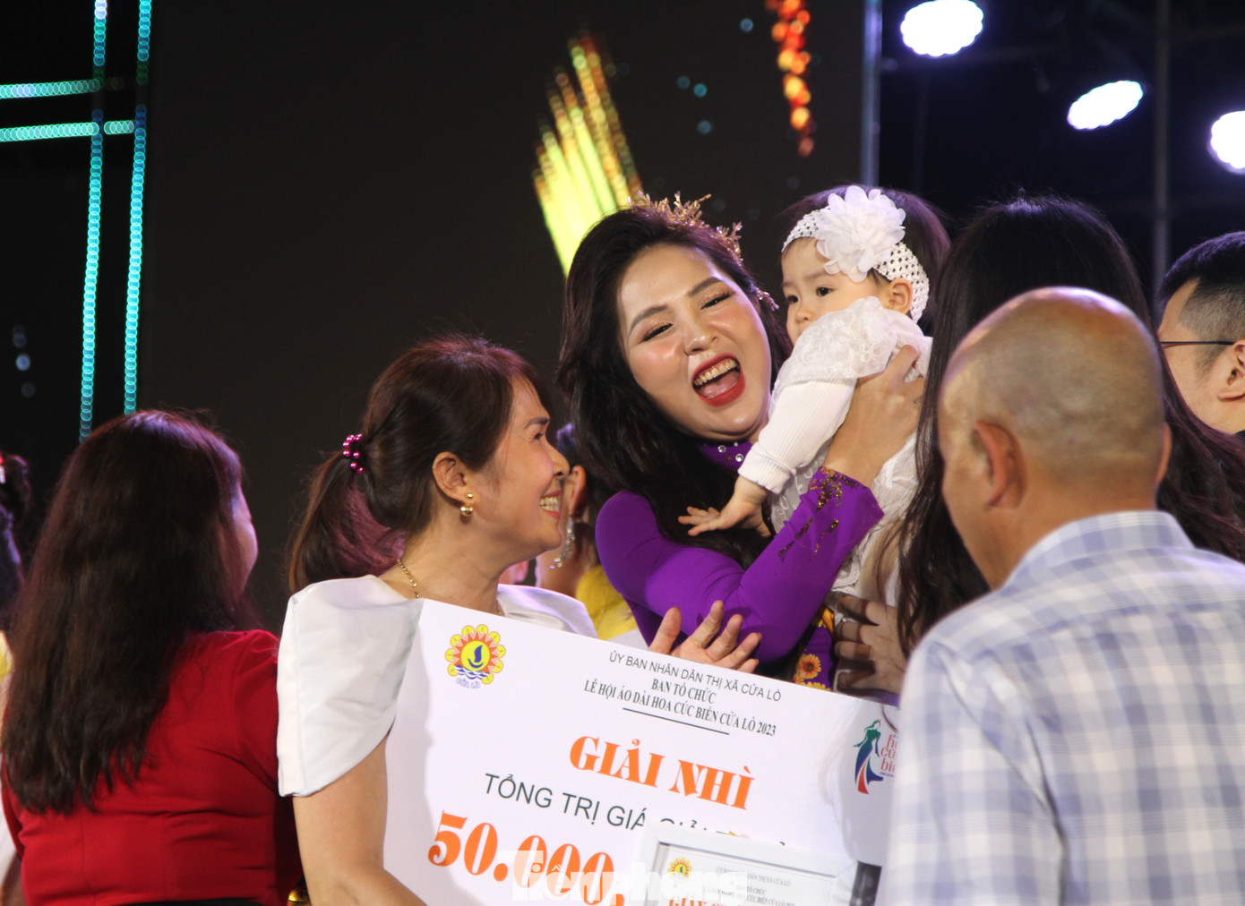 Người thân chúc mừng các thí sinh.