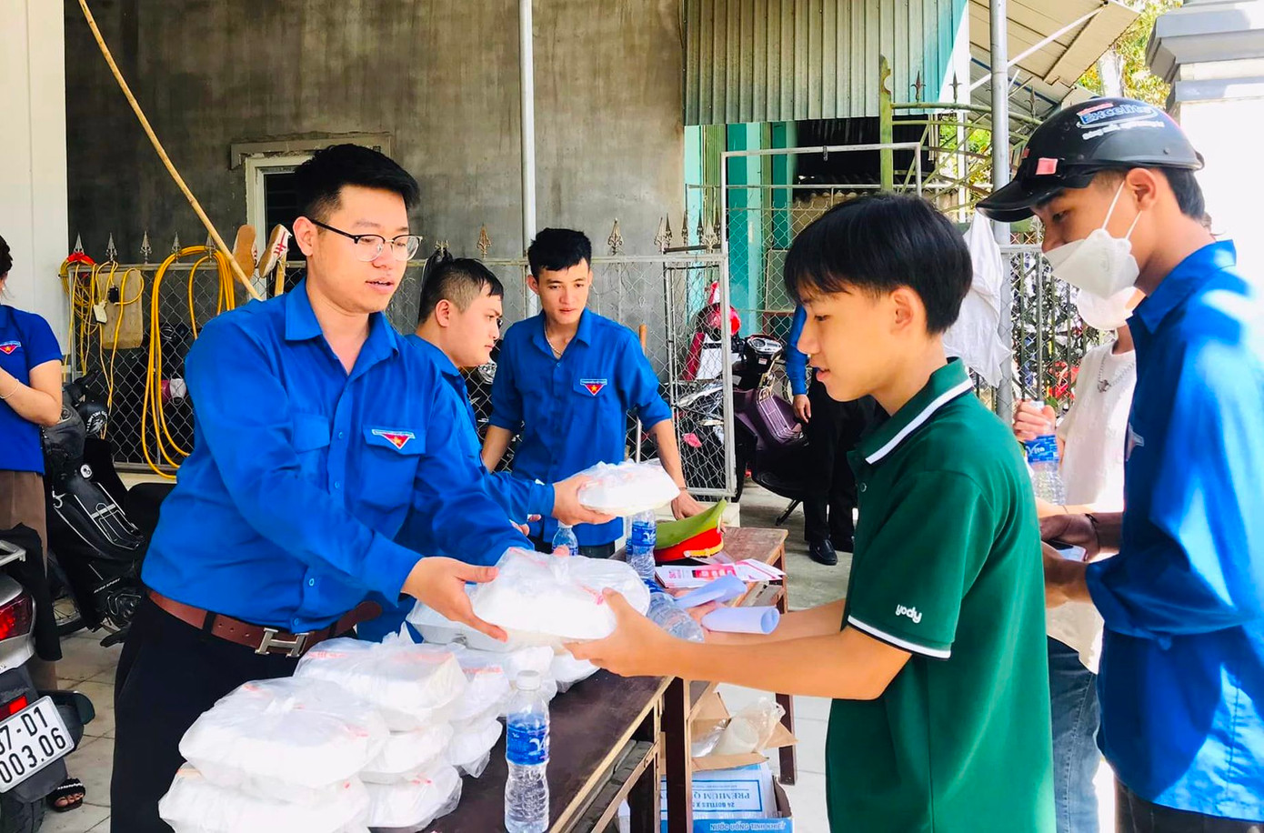 Những suất cơm miễn phí giúp các em thí sinh yên tâm hơn để làm bài thi vào lớp 10.