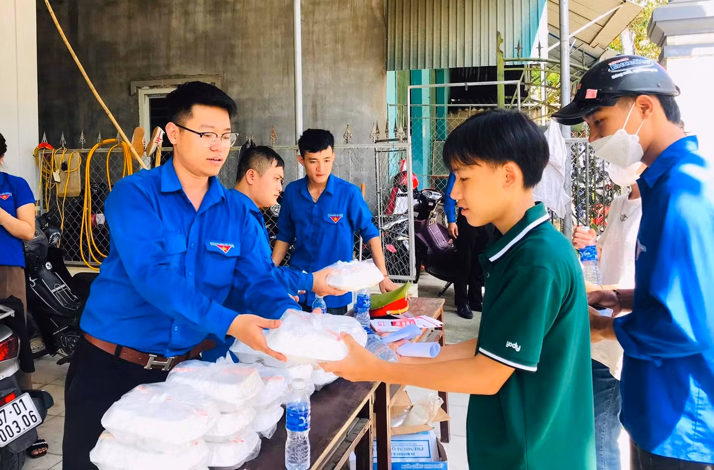 Những suất cơm miễn phí giúp các em thí sinh yên tâm hơn để làm bài thi vào lớp 10.