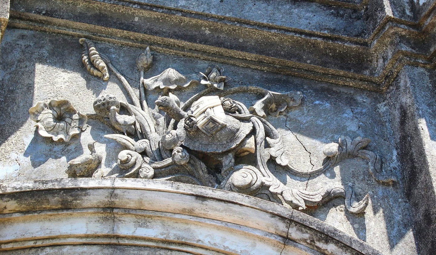 Những pho tượng hình người, hình “tứ linh”, những bức tranh phong cảnh đắp nổi trên tường (rùa, sen…) là những tác phẩm thể hiện tài năng điêu luyện và tính thẩm mỹ tinh tế của các nghệ nhân. Những pho tượng hình người, hình “tứ linh”, những bức tranh phong cảnh đắp nổi trên tường (rùa, sen…) là những tác phẩm thể hiện tài năng điêu luyện và tính thẩm mỹ tinh tế của các nghệ nhân.