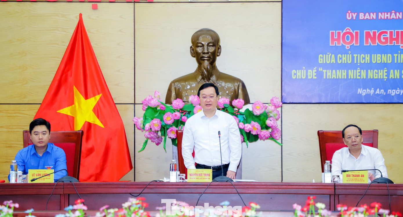 Ông Nguyễn Đức Trung - Chủ tịch tỉnh Nghệ An; ông Bùi Thanh An - Phó Chủ tịch tỉnh và anh Lê Văn Lương - Bí thư Tỉnh Đoàn chủ trì Hội nghị.