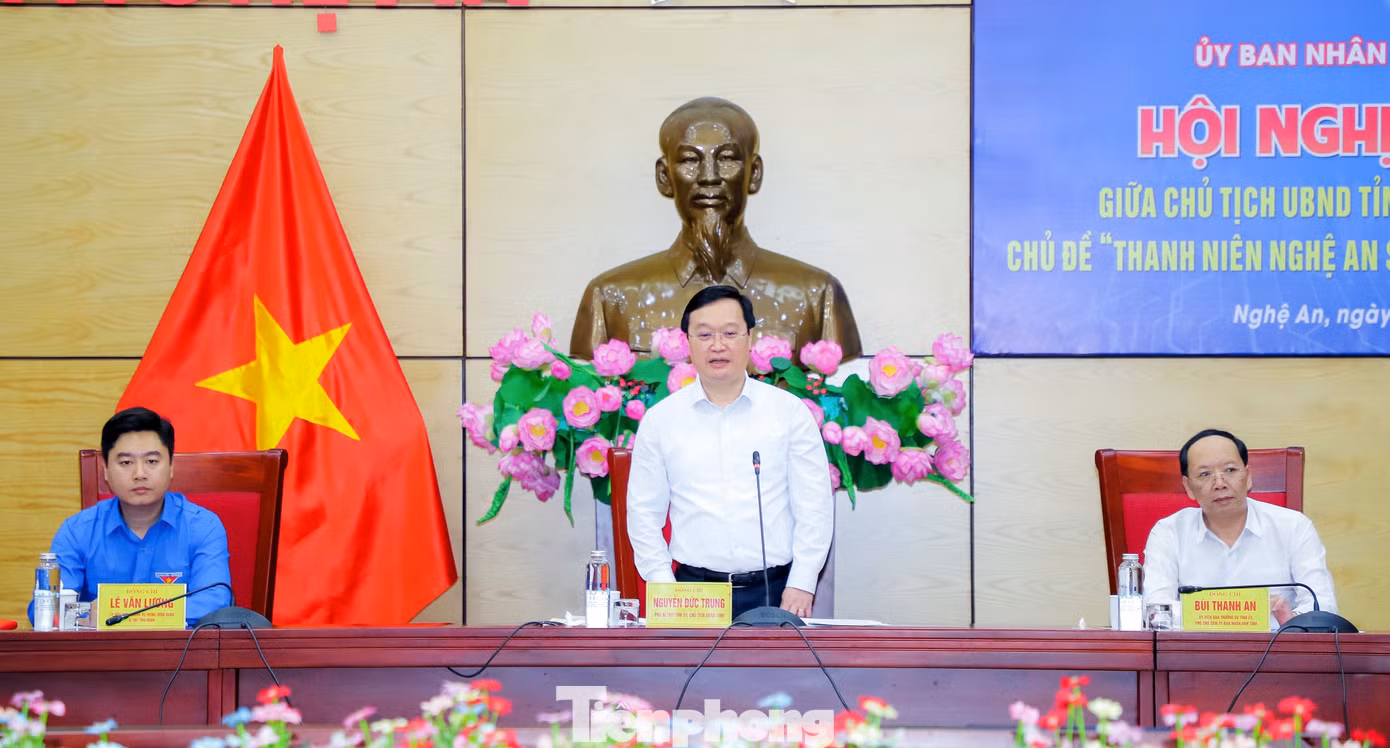 Ông Nguyễn Đức Trung - Chủ tịch tỉnh Nghệ An; ông Bùi Thanh An - Phó Chủ tịch tỉnh và anh Lê Văn Lương - Bí thư Tỉnh Đoàn chủ trì Hội nghị. Ông Nguyễn Đức Trung - Chủ tịch tỉnh Nghệ An; ông Bùi Thanh An - Phó Chủ tịch tỉnh và anh Lê Văn Lương - Bí thư Tỉnh Đoàn chủ trì Hội nghị.