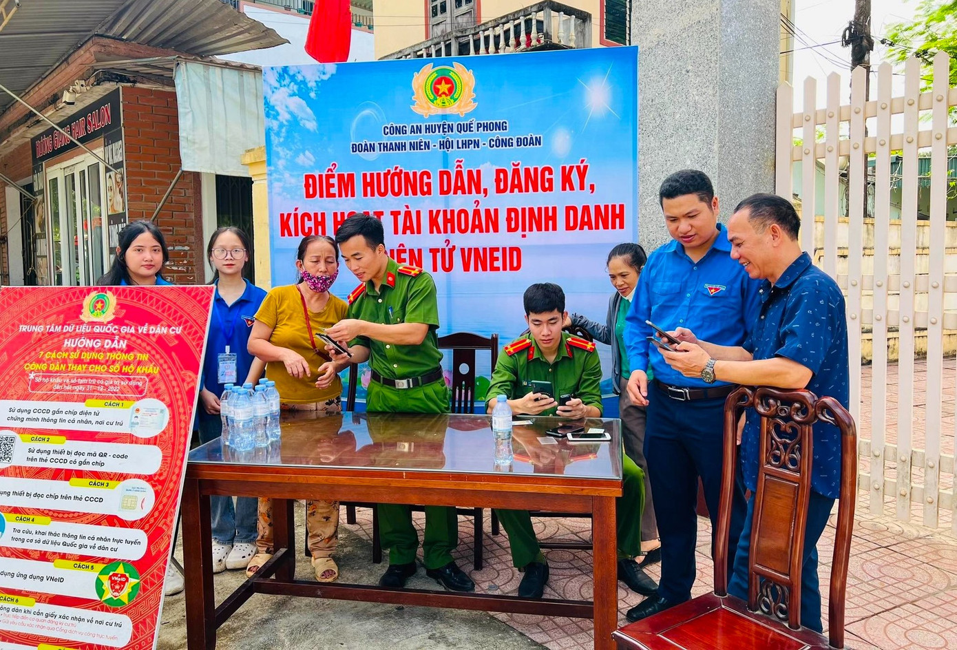 Triển khai chương trình phối hợp giữa Tỉnh Đoàn và Công an tỉnh giai đoạn 2023 - 2025, các cơ sở Đoàn toàn tỉnh triển khai đợt thi đua cao điểm "Hướng về cơ sở, phủ xanh tài khoản định danh điện tử". Theo đó 21/21 huyện thành, thị Đoàn triển khai các Tổ công tác trực tiếp tuyên truyền, vận động, hỗ trợ, hướng dẫn người dân tham gia đăng ký, kích hoạt tài khoản định danh điện tử, phục vụ giải quyết thủ tục hành chính, giao dịch dân sự và các nội dung Đề án 06.