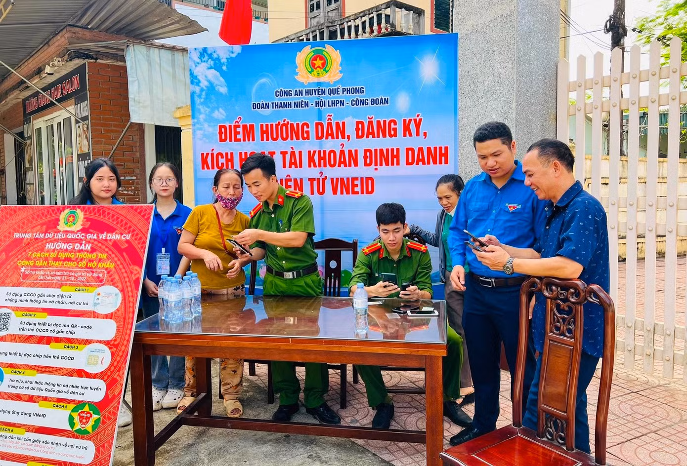 Triển khai chương trình phối hợp giữa Tỉnh Đoàn và Công an tỉnh giai đoạn 2023 - 2025, các cơ sở Đoàn toàn tỉnh triển khai đợt thi đua cao điểm "Hướng về cơ sở, phủ xanh tài khoản định danh điện tử". Theo đó 21/21 huyện thành, thị Đoàn triển khai các Tổ công tác trực tiếp tuyên truyền, vận động, hỗ trợ, hướng dẫn người dân tham gia đăng ký, kích hoạt tài khoản định danh điện tử, phục vụ giải quyết thủ tục hành chính, giao dịch dân sự và các nội dung Đề án 06.