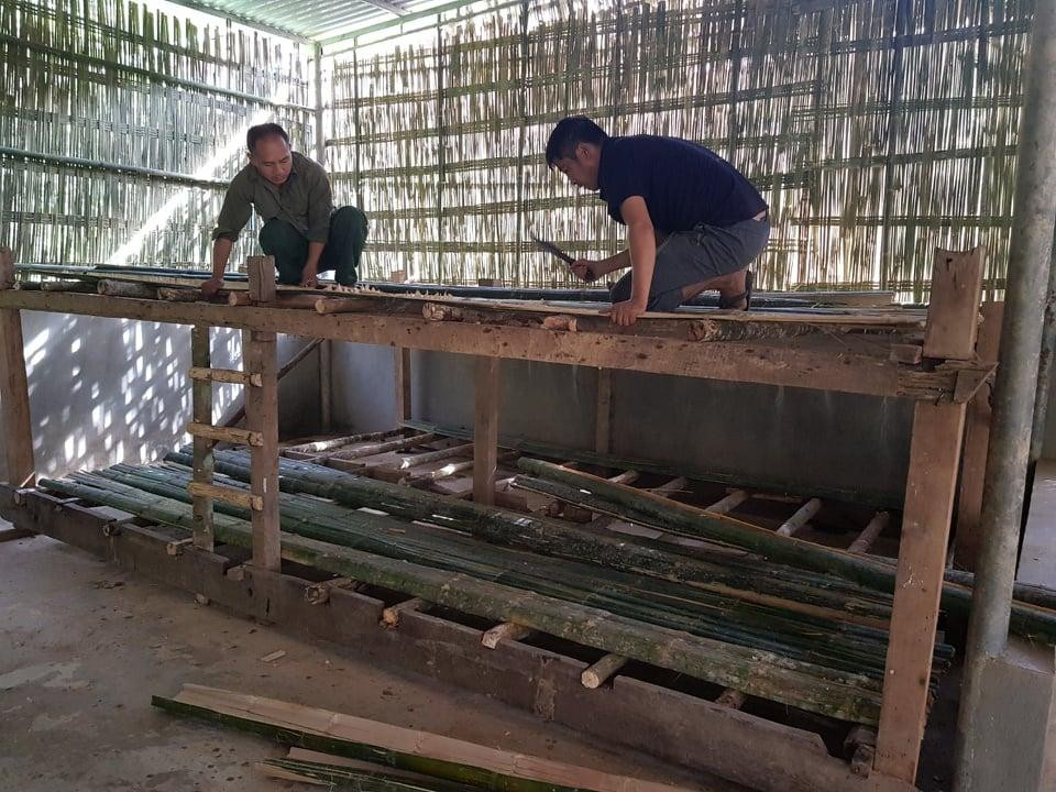 Thầy Đặng Văn Hải - Hiệu trưởng trường tiểu học Mai Sơn cho biết, học sinh từ các bản làng về học tại điểm trường chính khoảng cách khá xa, có bản cách trường 12km đường rừng. Vì vậy số học sinh này sẽ ở bán trú, do cơ sở vật thiếu thốn nên nhà trường phải trưng dụng 3 phòng ngủ của giáo viên và làm mới thêm phòng ở khác. Những chiếc giường tầng được các thầy giáo làm nên sau nhiều giờ đồng hồ cần mẫn. Dịch COVID-19 đang diễn biến phức tạp nhưng ngành giáo dục Nghệ An đã khắc phục khó khăn; có những phương án cho năm học mới, . Thầy Đặng Văn Hải - Hiệu trưởng trường tiểu học Mai Sơn cho biết, học sinh từ các bản làng về học tại điểm trường chính khoảng cách khá xa, có bản cách trường 12km đường rừng. Vì vậy số học sinh này sẽ ở bán trú, do cơ sở vật thiếu thốn nên nhà trường phải trưng dụng 3 phòng ngủ của giáo viên và làm mới thêm phòng ở khác. Những chiếc giường tầng được các thầy giáo làm nên sau nhiều giờ đồng hồ cần mẫn. Dịch COVID-19 đang diễn biến phức tạp nhưng ngành giáo dục Nghệ An đã khắc phục khó khăn; có những phương án cho năm học mới, .