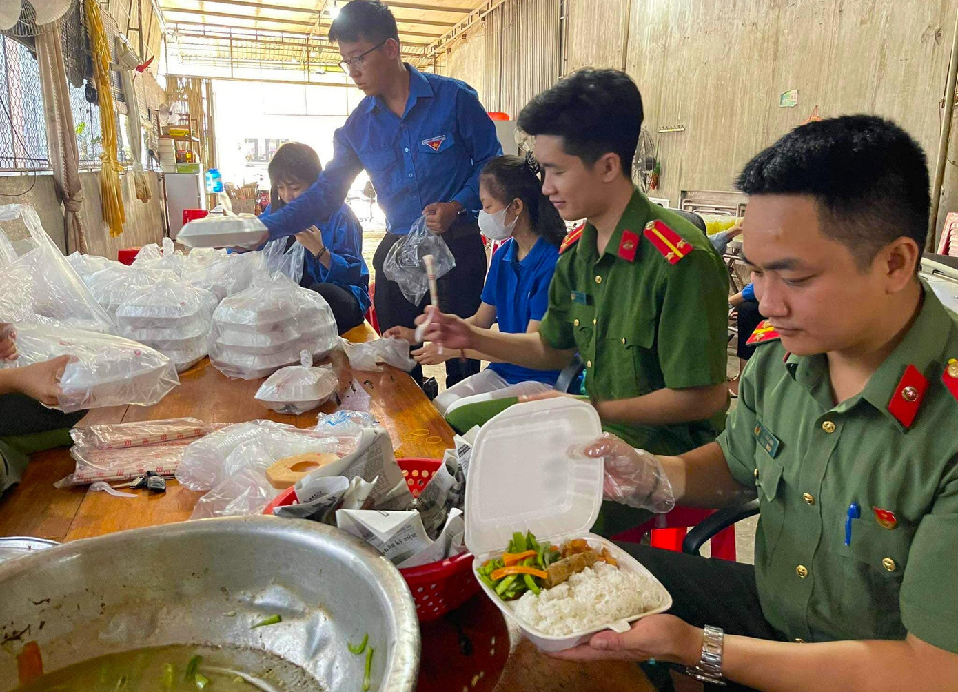 Anh Lữ Xuân Hà - Bí thư huyện đoàn Tương Dương (Nghệ An) cho biết: "Chúng tôi phối hợp nấu và phát cơm cho các em thí sinh, phụ huynh. Mỗi buổi, chúng tôi phát 250 suất cơm và bánh mỳ. Được nhận những suất cơm, ai cũng vui vẻ. Mong rằng các em sẽ ấm bụng hơn để tiếp tục vượt qua kỳ thi này một cách tốt nhất".