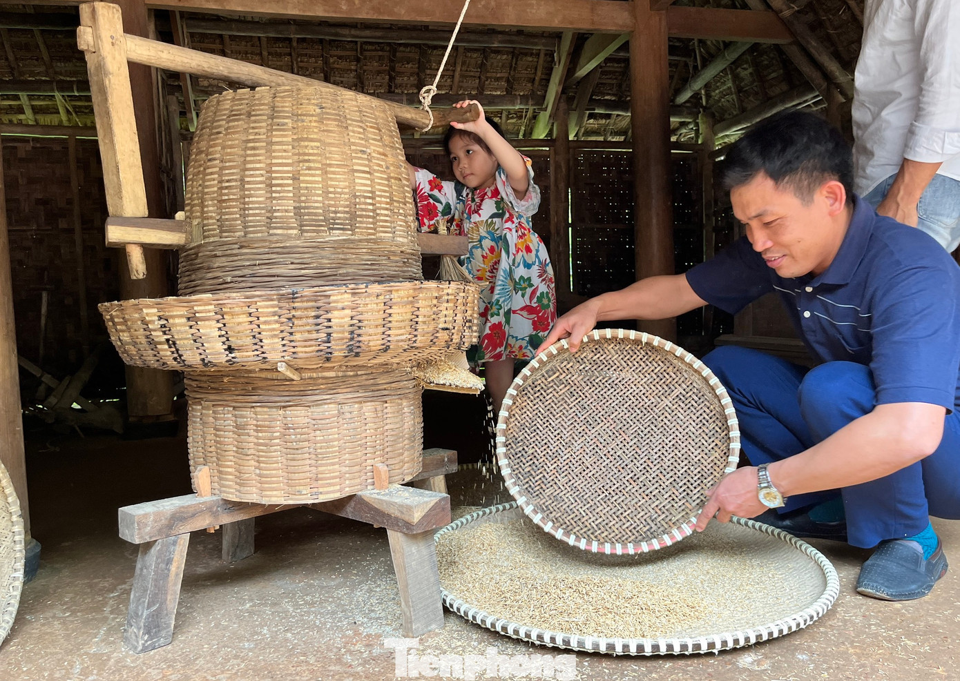 Sau khi xay lúa bằng cối, sẽ tiếp tục dùng nong, nia để sàng.