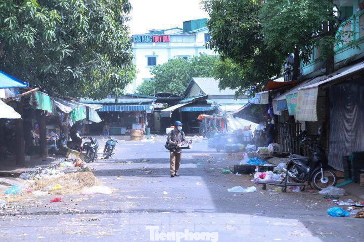 Toàn bộ khu vực chợ đầu mối đều được phun khử khuẩn, tiêu độc trong chiều 23/6. Toàn bộ khu vực chợ đầu mối đều được phun khử khuẩn, tiêu độc trong chiều 23/6.