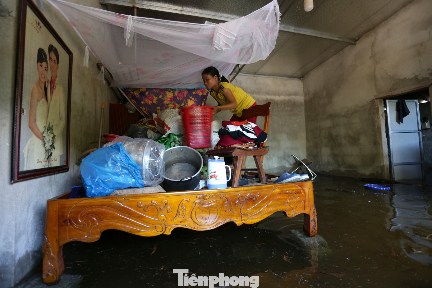 Chị Phan Thị Kim Oanh (32 tuổi, trú thôn Đất Đỏ, xã Thường Nga) kể, vài ngày trước nước đã bắt đầu tràn vào vườn và sân. Đến rạng sáng 12/7, lượng nước lên nhanh khiến chị không kịp sơ tán hết tài sản. Một số bao tải đựng lúa bị ngâm trong nước, các thiết bị điện hư hỏng.