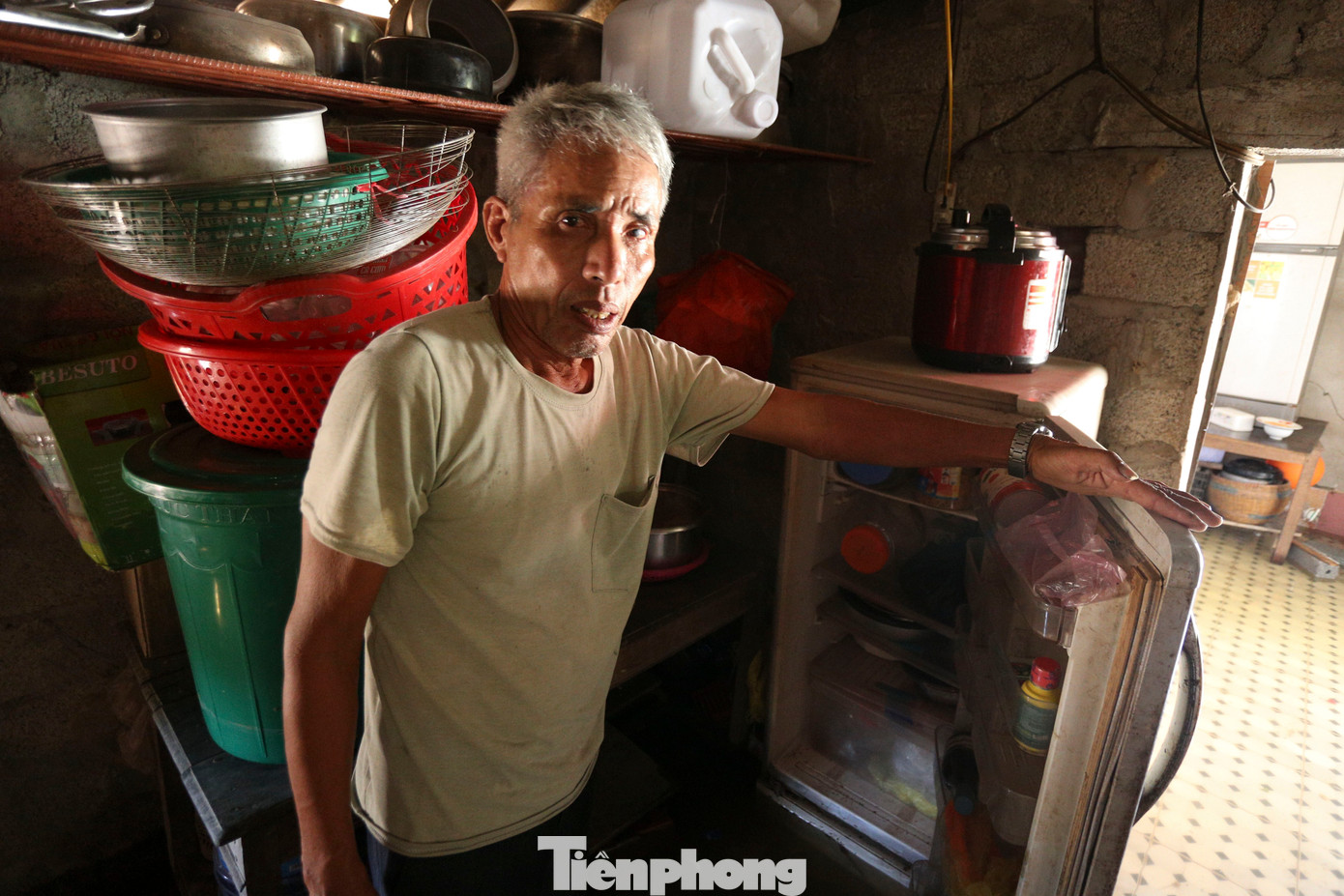 Nước tràn làm ngập nhà cửa bất ngờ khiến nhiều thiết bị điện như: tủ lạnh, máy lọc nước, quạt điện của gia đình ông Võ Quốc Toản (65 tuổi, thôn Đất Đỏ, xã Thường Nga) bị hư hỏng.