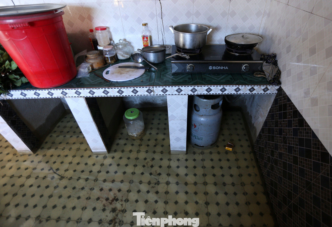 Nước ngập từ ngoài vườn đến trong nhà cuộc sống người dân đảo lộn. Họ mong chính quyền địa phương có phương án xử lý triệt sự cố để người dân yên tâm sinh sống.