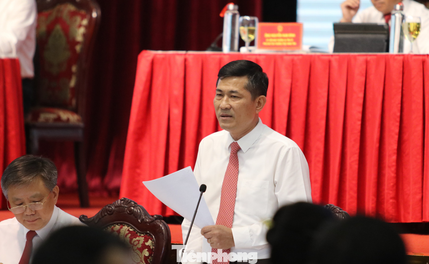 Giám đốc Sở GD&amp;ĐT Nghệ An báo cáo và trả lời tại phiên chất vấn chiều 5/7.