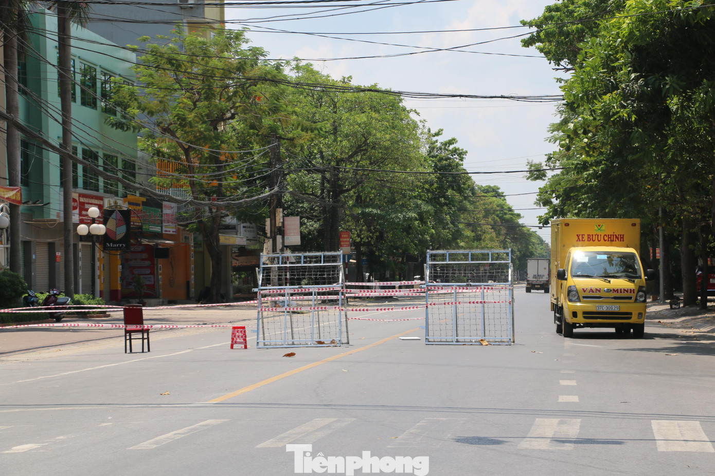 Đường phố thành phố Vinh vắng vẻ, nhà nhà cửa đóng then cài, chỉ một số phương tiện ưu tiên trong công tác phòng chống dịch được hoạt động.
