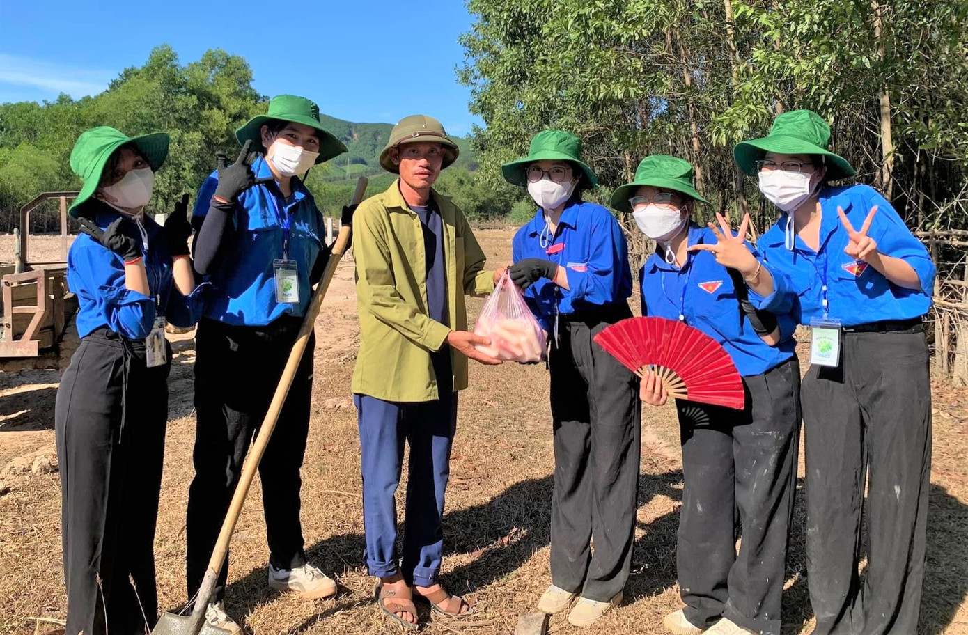 Màu áo xanh có mặt trên mọi miền quê Hà Tĩnh và nhận được tình cảm yêu mến của người dân địa phương. Những túi quà quê, nước uống giữa trưa hè được người dân tặng nhóm tình nguyện.