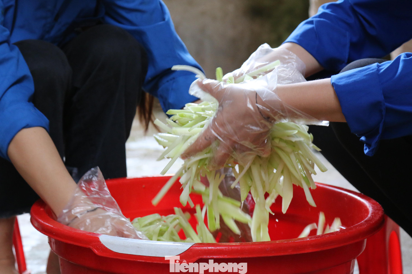 Sáng, chiều, tối mỗi ngày, thanh niên tình nguyện xã Chiêu Lưu đều có mặt tham gia nấu ăn cho người cách ly tập trung.