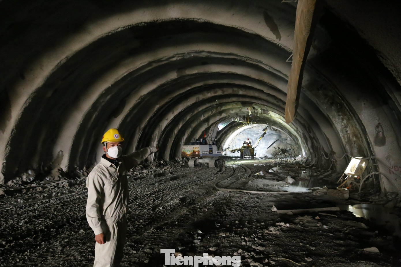 Kỹ sư Đinh Anh Thăng (thuộc Công ty TNHH Tập đoàn Sơn Hải) cho biết, hiện ống hầm bên phải đã thi công được 120m. Các công nhân và máy móc vẫn đang khoan tiếp những mét đá tiếp theo. Trong khi đó, ống hầm bên trái đã khoan được 40m, hiện các công nhân đang xúc đá ở bên trong ra ngoài để tiếp tục khoan.