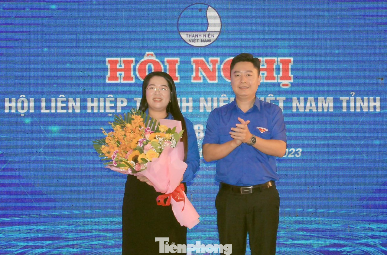 Anh Lê Văn Lương - Uỷ viên BTV T.Ư Đoàn, Bí thư Tỉnh Đoàn Nghệ An tặng hoa chúc mừng chị Nguyễn Thị Phương Thúy. Anh Lê Văn Lương - Uỷ viên BTV T.Ư Đoàn, Bí thư Tỉnh Đoàn Nghệ An tặng hoa chúc mừng chị Nguyễn Thị Phương Thúy.