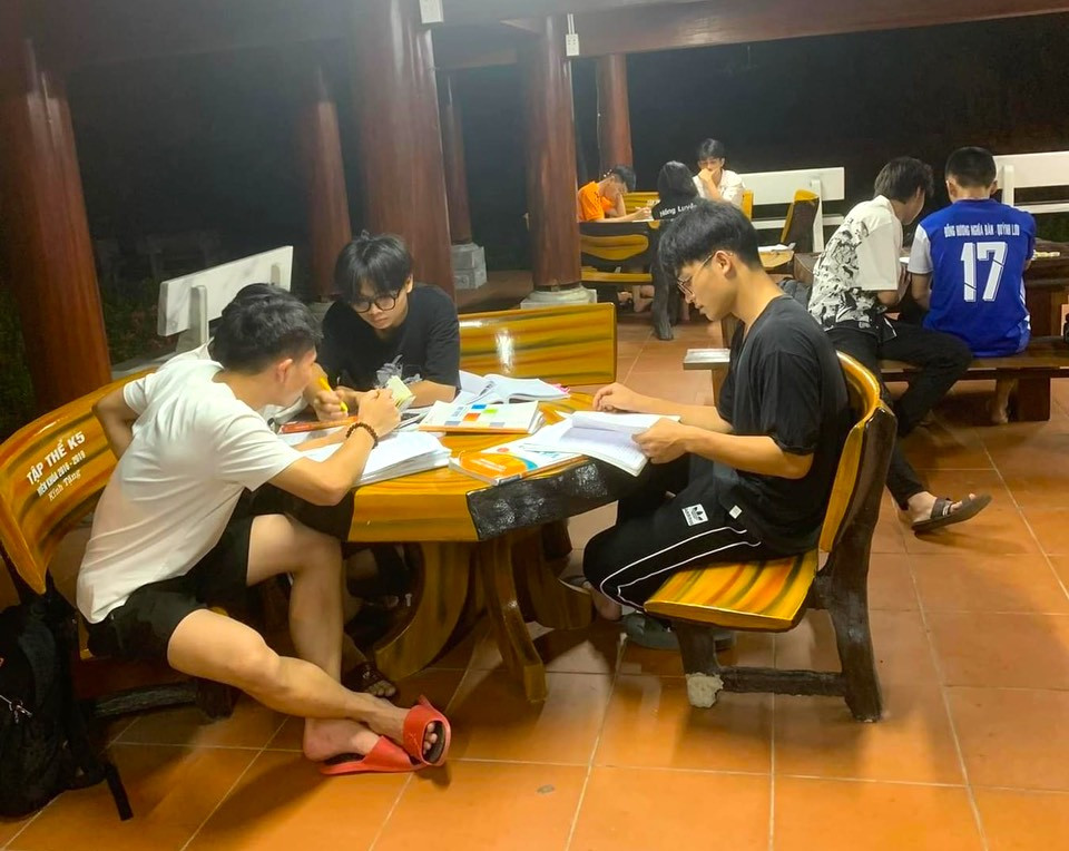 Không chỉ tự học một mình, các em còn thường xuyên tập hợp lại học nhóm để trao đổi kiến thức với nhau. Những bài nào khó hiểu, các em sẽ đưa ra để cùng tìm hướng giải và cùng bày dạy cho nhau học. Ai cũng mong muốn kỳ thi quan trọng sau 12 năm đèn sách sẽ có kết quả thật tốt như mong đợi.