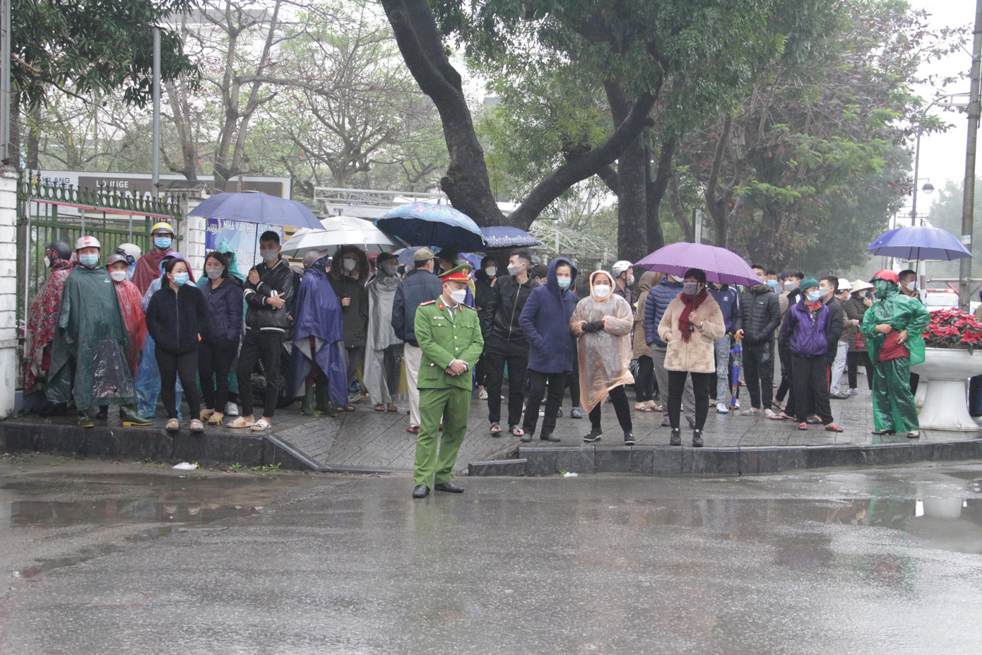 Thời tiết có mưa nhưng từ sáng sớm, người thân đã có mặt để đưa tiễn con, em lên đường nhập ngũ.