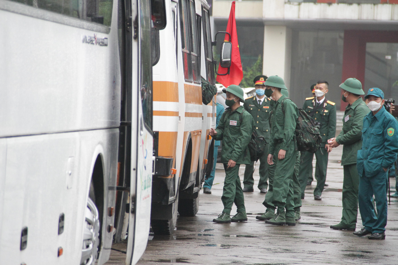 Ảnh hưởng của dịch COVID-19 nên Nghệ An chỉ tổ chức lễ giao nhận quân tại 12 huyện, thị. Công tác tổ chức được rút gọn, hạn chế người thân đưa tiễn.