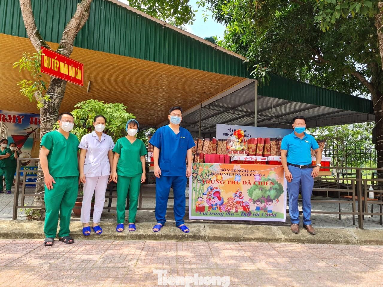 Bệnh viện Dã chiến số 4 Nghệ An được xây dựng trên cơ sở trưng dụng Khách sạn ARMY (TX. Cửa Lò), là 1 trong 6 bệnh viện dã chiến điều trị bệnh nhân COVID-19 ở Nghệ An.