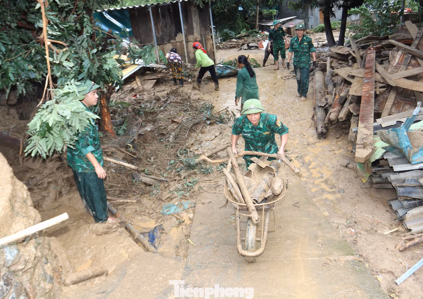 Lãnh đạo UBND huyện Kỳ Sơn cho biết, trận lũ quét qua gây thiệt hại nặng về nhà cửa, tài sản. Lớp bùn quá dày, nhiều đất đá, cây cối nên phải mất khoảng 10 ngày mới khắc phục xong.