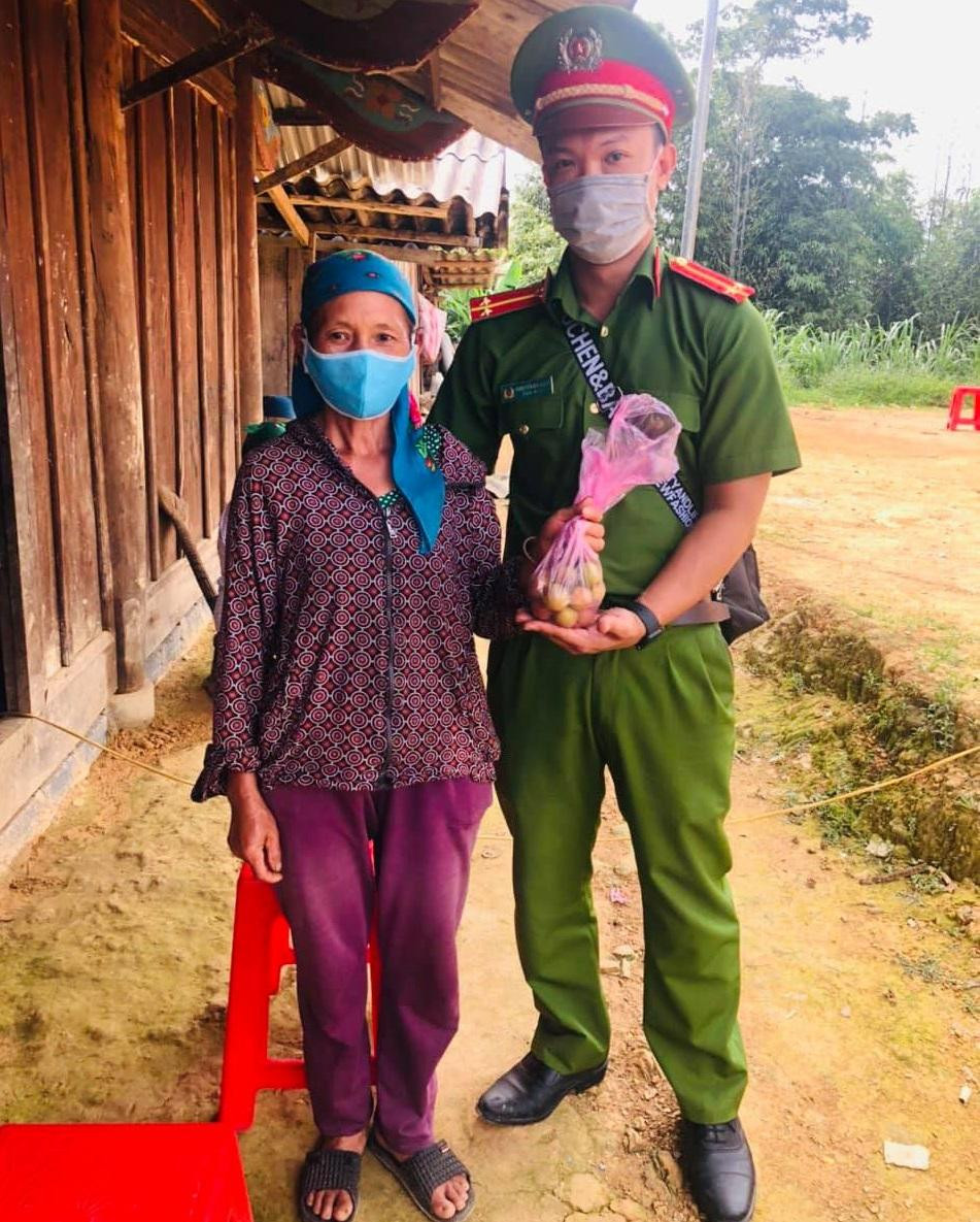 Món quà mà cử tri tặng cho tổ thành viên mang thùng phiếu đến tận nhà, tận bản là những quả mận trong vườn. Không khí rộn ràng ngày hội non sông, thắm tình đoàn kết tại miền biên giới Nghệ An.