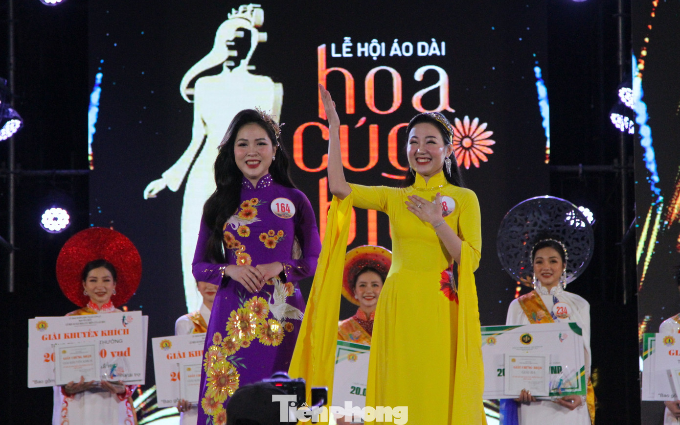 Khoảnh khắc vui mừng của thí sinh có SBD 68 Biện Thị Mỹ Linh (đến từ Chi cục Thuế khu vực Bắc Vinh) đạt giải nhất cuộc thi.