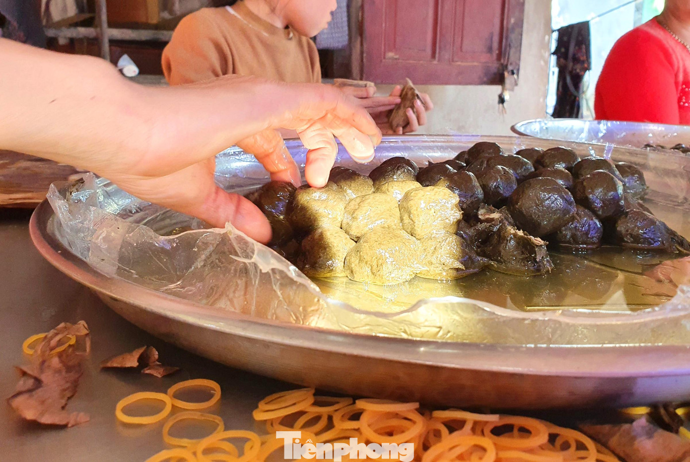 Đặc biệt thứ không thể thiếu là lá gai. Lá gai hái về rửa sạch, luộc chín, giã nát và trộn với dầu ăn, cho vào bột nếp đã được lọc kỹ và làm nên thứ màu đặc trưng của bánh gai.