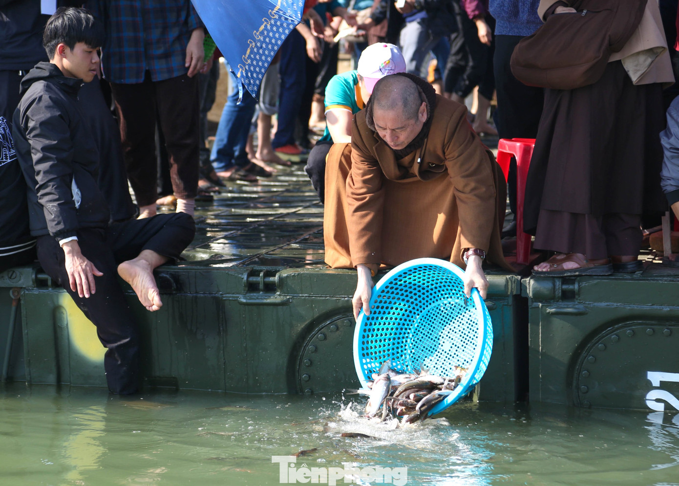 Thượng tọa, Tiến sĩ Thích Chân Quang phóng sinh cá xuống dòng sông Lam.