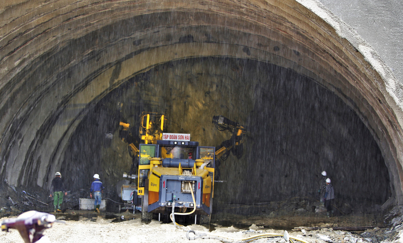 Mỗi ống hầm cao 8m, rộng 15m, có 3 làn xe cùng các điểm mở rộng đề phòng sự cố trong quá trình sử dụng và hệ thống chiếu sáng bên trong. Tại cửa hầm phía Bắc, nhà thầu đã khoan được 12/840m ống hầm phải và 20/716m ống hầm trái. Sau mỗi đợt khoan, nhà thầu phun bê tông tươi để gia cố, tăng độ bền cho công trình và ngăn các khối đá biến dạng.