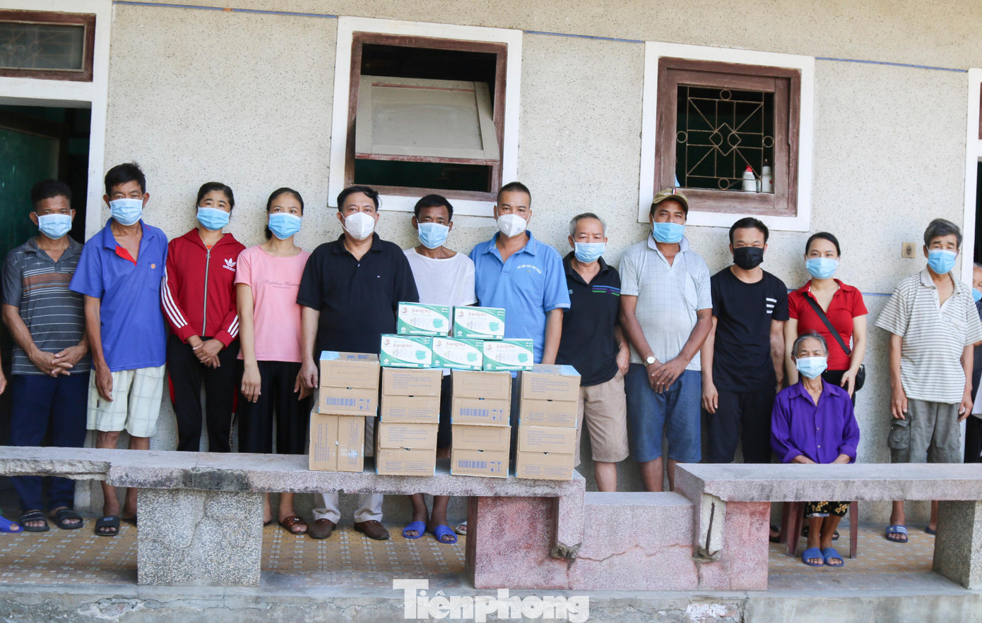 Khoa Thận tiết niệu và lọc máu - Bệnh viện Giao thông Vận tải Vinh đang tiếp nhận điều trị cho 174 bệnh nhân đến chạy thận. Các bệnh nhân đến từ nhiều huyện vùng cao, hoàn cảnh khó khăn. Giai đoạn dịch COVID-19 bùng phát, TP Vinh thực hiện chỉ thị 16 của Thủ tướng Chính phủ, những công việc mưu sinh thường ngày như nhặt ve chai, buôn sắt vụn, chạy xe ôm của bệnh nhân và người thân bị đứt đoạn. Cuộc sống lâm vào cảnh éo le, bữa đói bữa no qua ngày. Khoa Thận tiết niệu và lọc máu - Bệnh viện Giao thông Vận tải Vinh đang tiếp nhận điều trị cho 174 bệnh nhân đến chạy thận. Các bệnh nhân đến từ nhiều huyện vùng cao, hoàn cảnh khó khăn. Giai đoạn dịch COVID-19 bùng phát, TP Vinh thực hiện chỉ thị 16 của Thủ tướng Chính phủ, những công việc mưu sinh thường ngày như nhặt ve chai, buôn sắt vụn, chạy xe ôm của bệnh nhân và người thân bị đứt đoạn. Cuộc sống lâm vào cảnh éo le, bữa đói bữa no qua ngày.