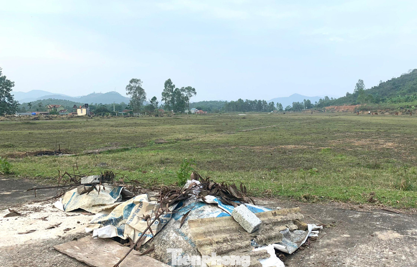 Mỗi hộ dân khi di dời đến khu tái định cư sẽ được bố trí 600m2 đất ở và hỗ trợ 20 triệu đồng để di dời nhà. Tuy nhiên, hơn 10 năm trôi qua, đến nay vẫn chưa có bất kỳ hộ dân nào di dời. Khu tái định cư tiền tỷ bao năm qua trở thành nơi... chăn bò.