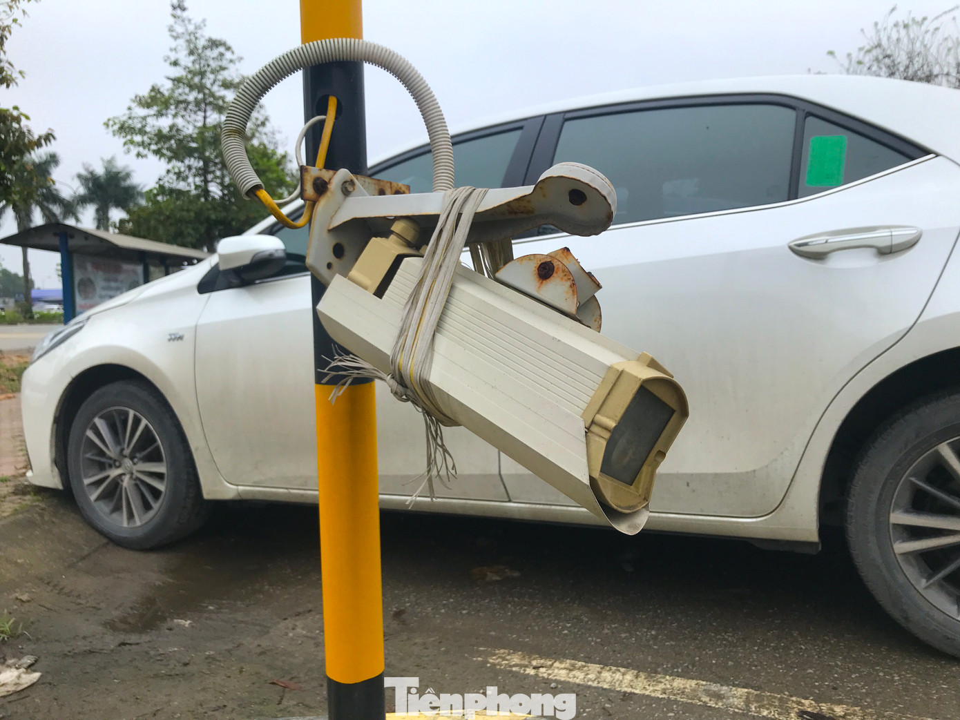 Một cán bộ Bệnh viện Hữu nghị đa khoa Nghệ An cho biết, bãi giữ xe này được viện lập nên để trông coi xe cho bệnh nhân. Bệnh viện đã thuê 6 bảo vệ làm nhiệm vụ trông coi bãi xe.