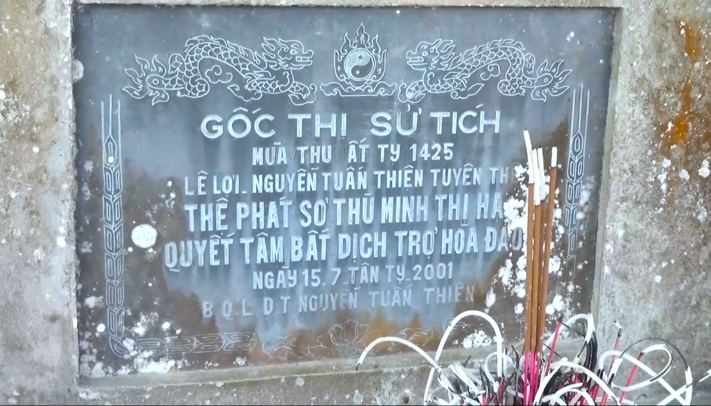 Người dân địa phương còn lập đền thờ dưới gốc cây thị, đặt tên là "Gốc thị sử tích". Tại đây còn có bia đá chỉ rõ gốc thị là chứng tích của một lời thề quyết tâm đánh đuổi giặc Minh của nghĩa quân Lam Sơn.