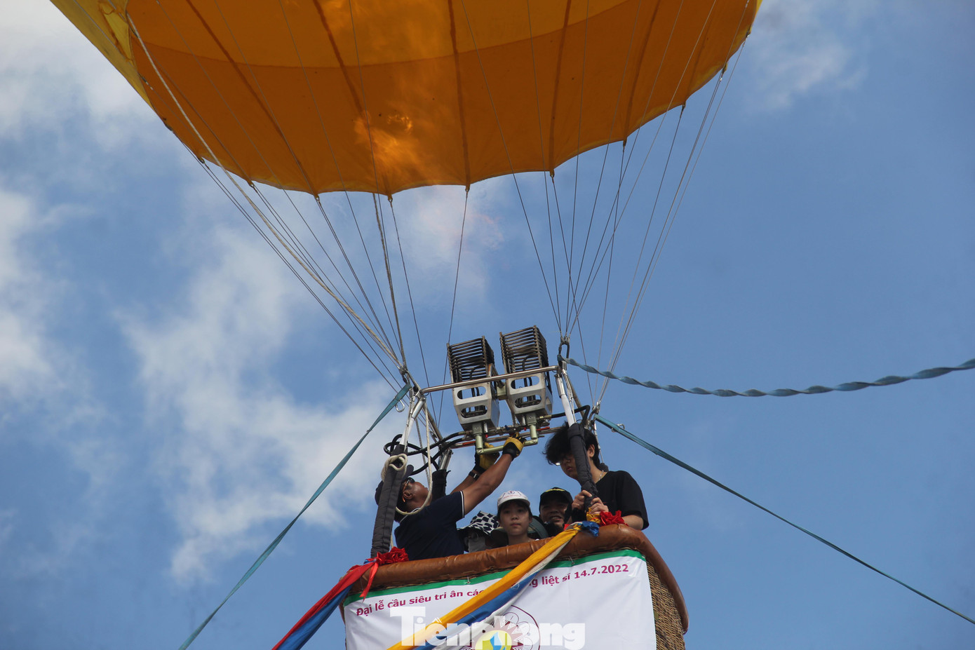 Ngay sau lễ khai mạc, các đại biểu và du khách thập phương đã được tham quan, chiêm ngưỡng và trải nghiệm hoạt động khinh khí cầu.