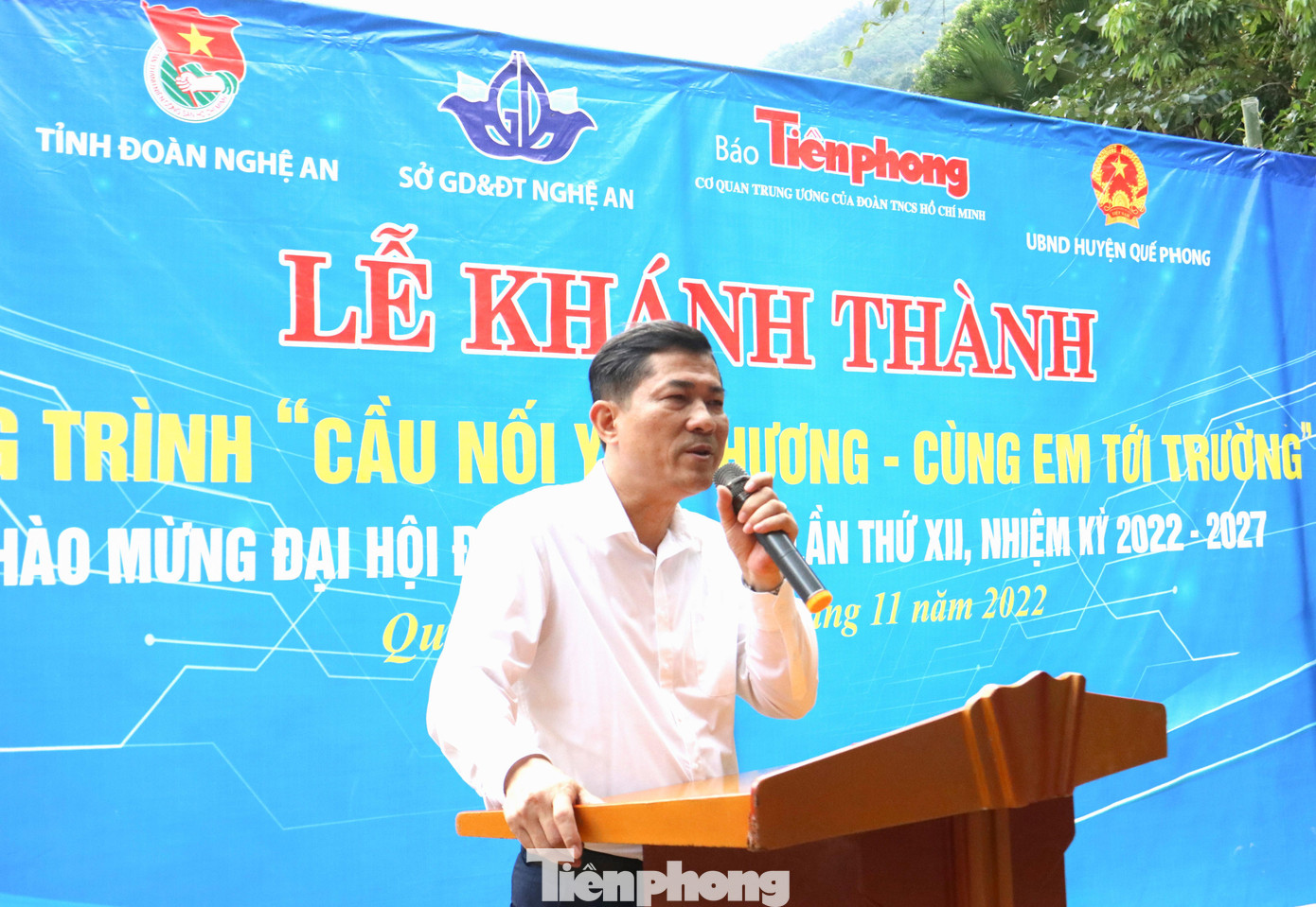 Tại lễ khánh thành cầu bản Khủn Na, GS,TS Thái Văn Thành – Giám đốc Sở GD&ĐT Nghệ An chia sẻ niềm vui với bà con dân bản, phụ huynh, học sinh khi đã có chiếc cầu kiên cố nối hai bờ suối.